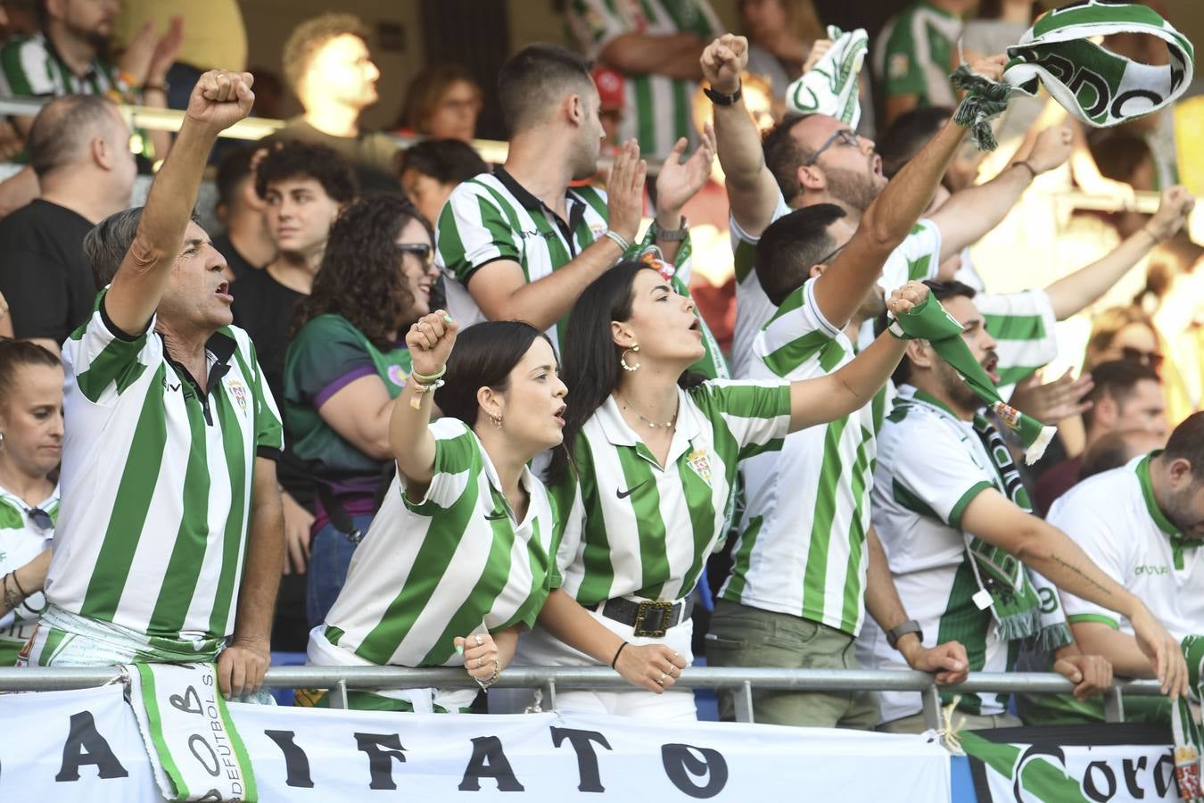 Fotos: la celebración del gol, la afición y las mejores jugadas del FC Barcelona B - Córdoba CF