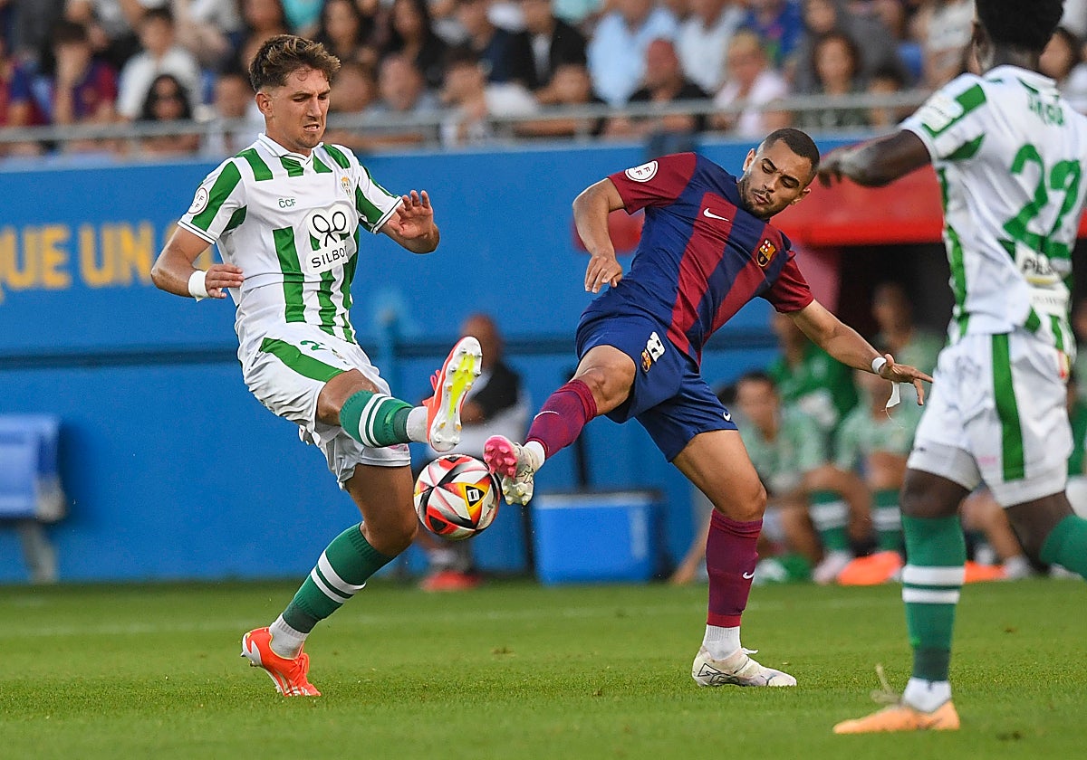 Matías Barboza despeja el balón ante un rival del Barcelona B