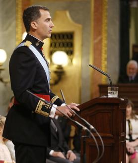 Imagen secundaria 2 - Arriba, Don Felipe saluda desde el balcón de la plaza de Oriente de Madrid tras ser proclamado Rey de España en 2014. A la izquierda, la corna y el cetro real. A la derecha, el Rey interviene en el Congreso durante su proclamación