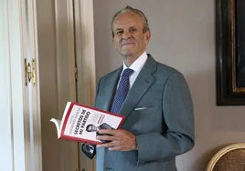 Antonio Hernández Mancha, con su libro, posando antes de la entrevista
