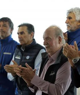 Imagen secundaria 2 - Don Juan Carlos junto a la tripulación del Bribón durante la ceremonia de entrega de premios de la regata del Trofeo Turismo de Galicia en el Náutico de Sangenjo