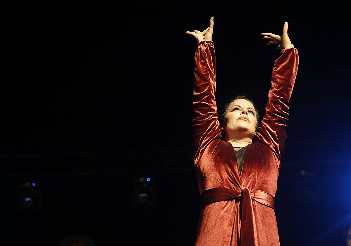 La bailaora Mercedes Córdoba sobre el escenario de la Noche Blanca del Flamenco