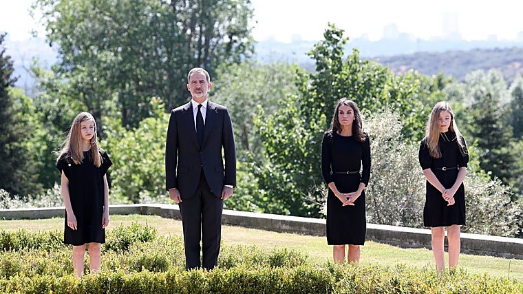 La Familia Real guarda un minuto de silencio en memoria de los fallecidos durante la pandemia
