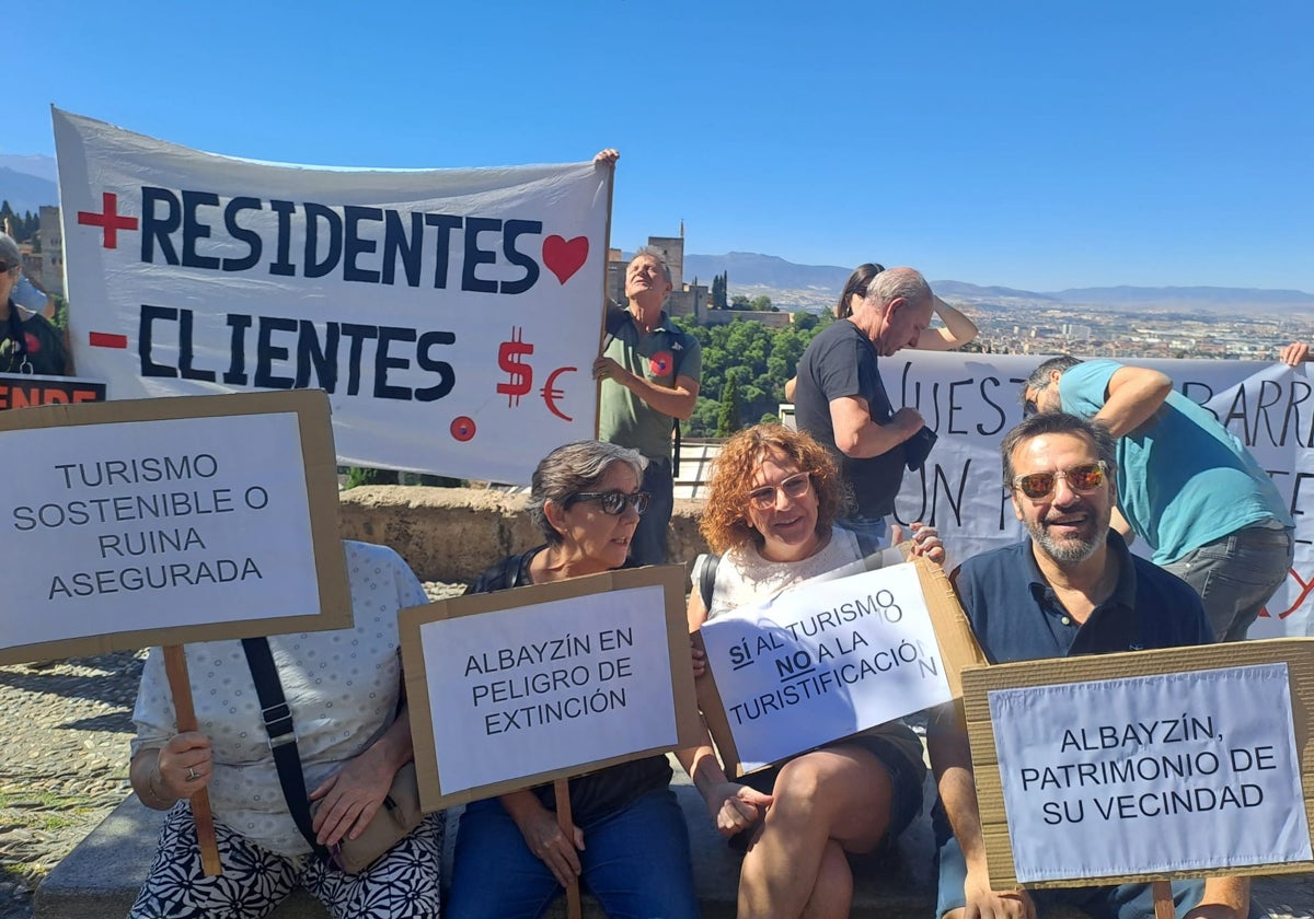 Vecinos del Albaicín de toda la vida posan con sus pancartas en el Mirador de San Nicolás