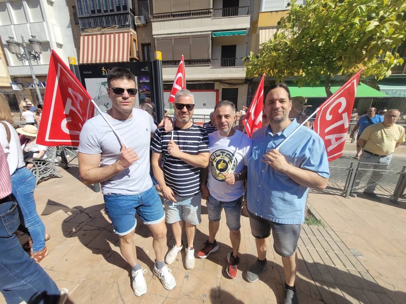 Fotos: la masiva protesta de los vecinos en defensa del Hospital de Puente Genil