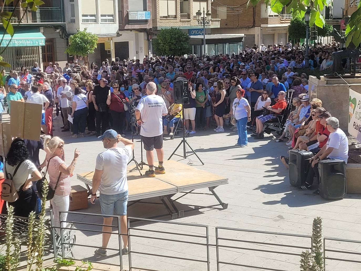 Fotos: la masiva protesta de los vecinos en defensa del Hospital de Puente Genil