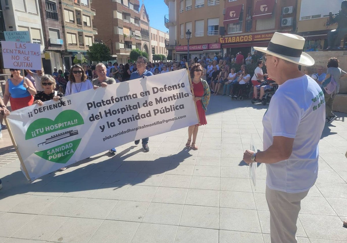 Una de las pancartas presentes en la manifestación contra los recortes del SAS en Puente Genil