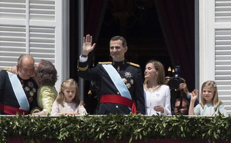 Imagen principal - Arriba, Don Felipe saluda desde el balcón de la plaza de Oriente de Madrid tras ser proclamado Rey de España en 2014. A la izquierda, la corna y el cetro real. A la derecha, el Rey interviene en el Congreso durante su proclamación