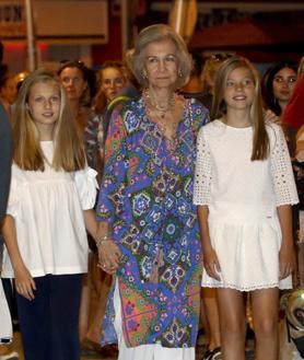 Imagen secundaria 2 - Arriba, foto de familia con motivo del 80 cumpleaños de Doña Sofía. A la derecha, la madre del Rey recoge plásticos en una playa de Rincón de la Victoria (Málaga). A la derecha, con sus nietas Leonor y Sofía en 2019 en Palma de Mallorca 