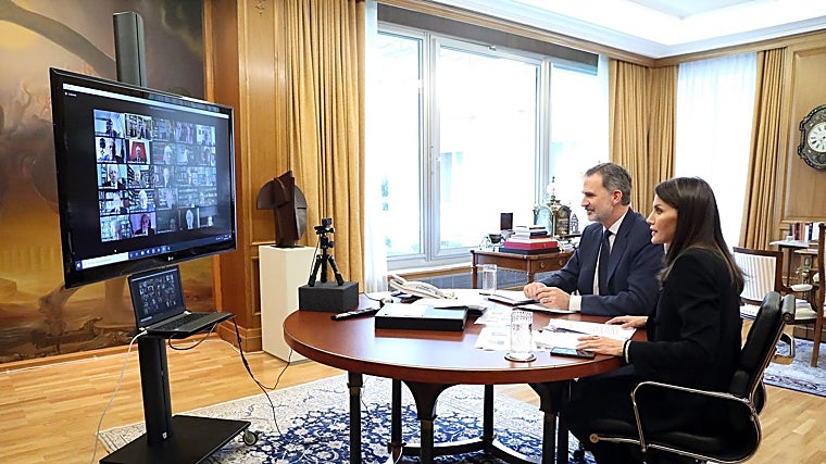 Los Reyes presidieron el pleno virtual de la RAE desde La Zarzuela