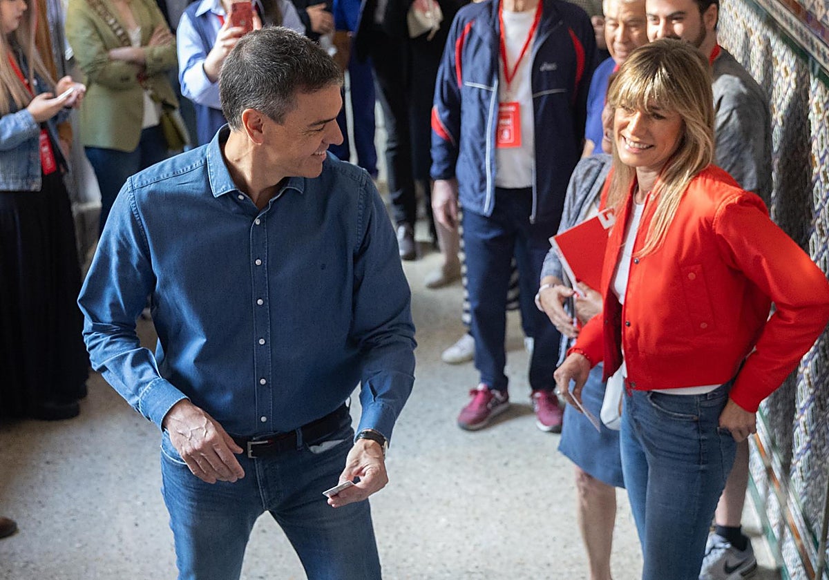 El presidente del Gobierno y su mujer, Begoña Gómez, en la jornada electoral del 9J