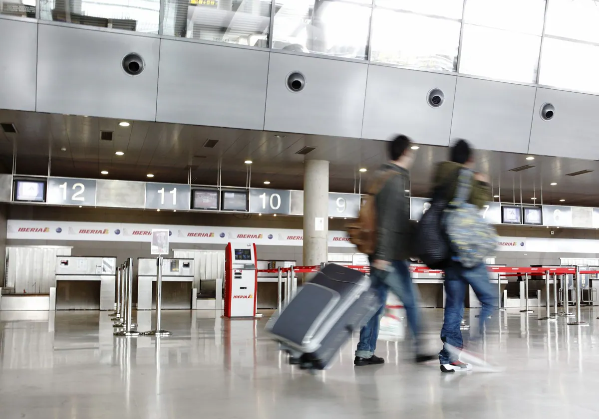 Imagen de archivo de pasajeros en el Aeropuerto de Valencia