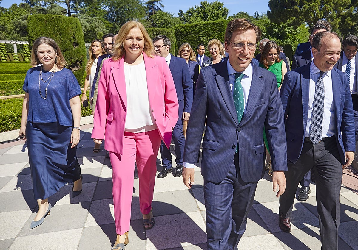 José Luis Martínez-Almeida, este lunes, seguido por su equipo de 28 concejales, en los jardines de Cecilio Rodríguez