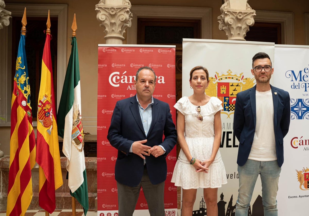 Carlos Baño, Paqui Campoy y Fran Martínez, en la firma del convenio en Novelda.