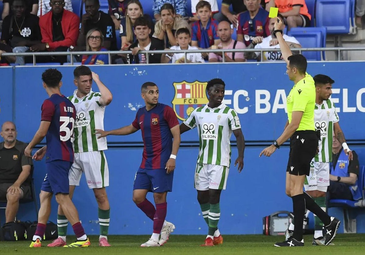 El árbitro muestra la tarjeta amarilla a Toril durante el partido en el Johan Cruyff