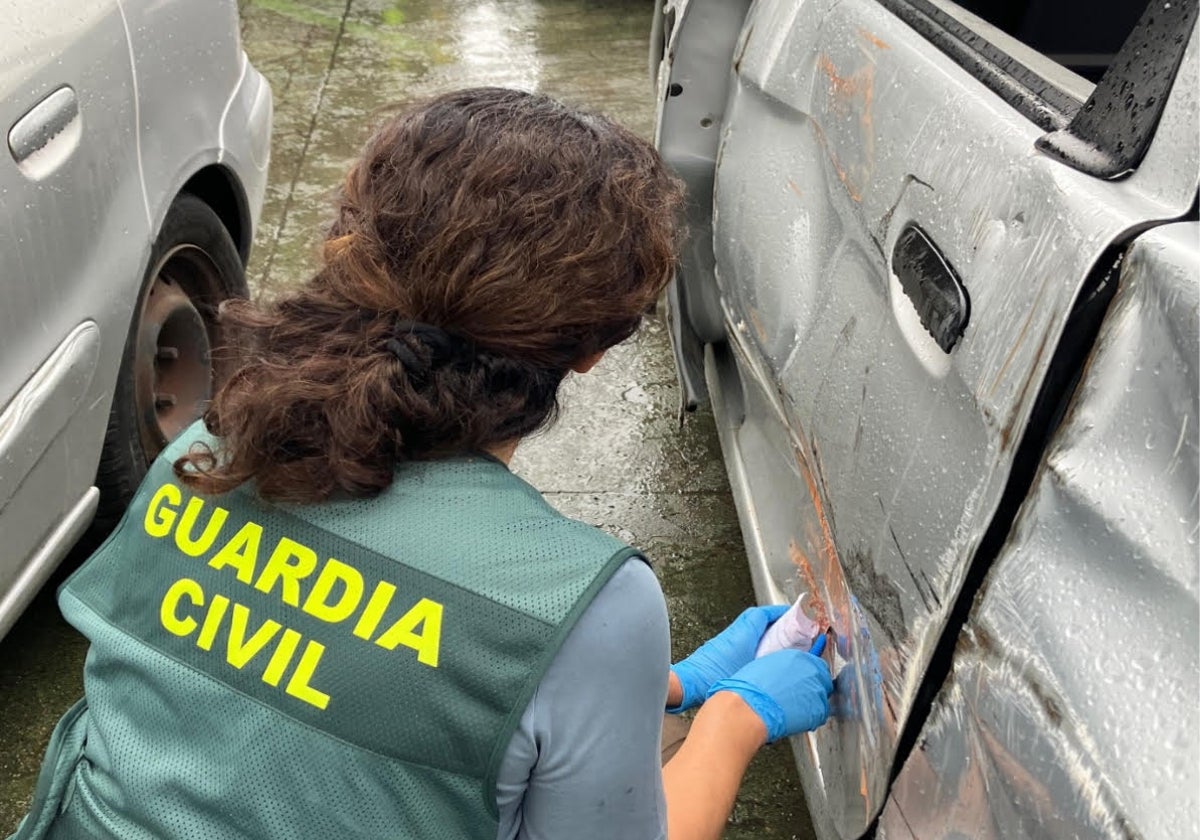 Recogida muestra de pintura del camión para su análisis