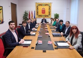 El Parlamento de Navarra, con la abstención del PSOE, rechaza una declaración de respaldo a la monarquía