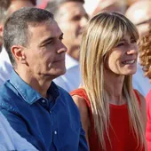 El presidente del Gobierno y su mujer, Begoña Gómez, en la jornada electoral del 9J