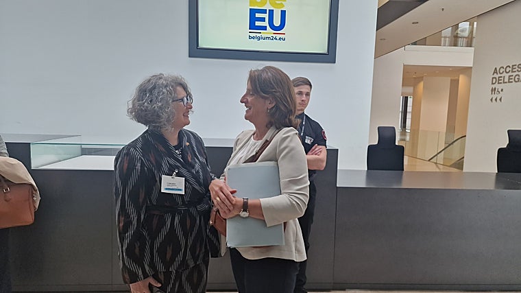 La ministra Teresa Ribera junto a la consejera de Desarrollo Sostenible de Castilla-La Mancha, Mercedes Gómez