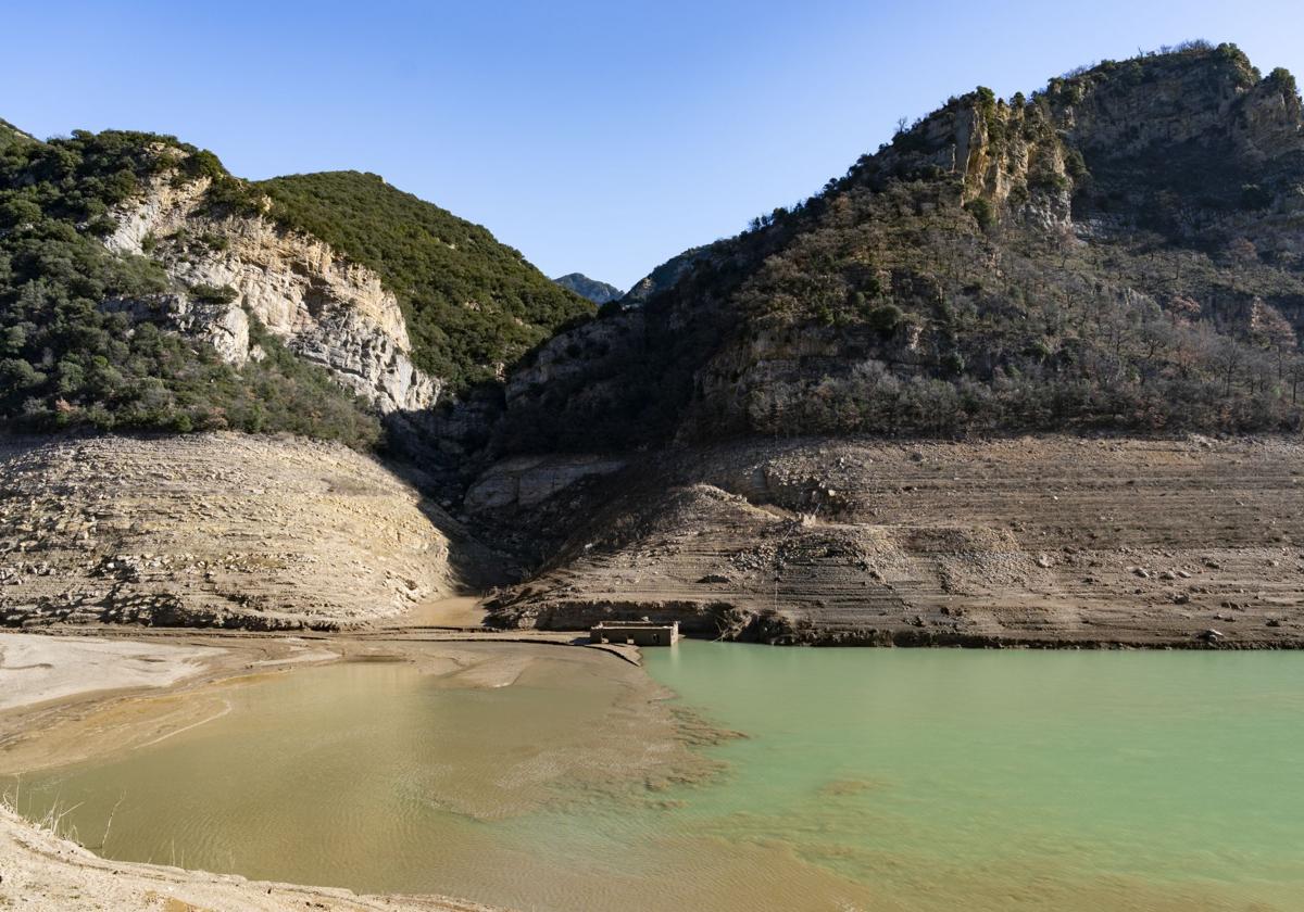 Vista del pantano de la Baells (Barcelona), en enero de 2024