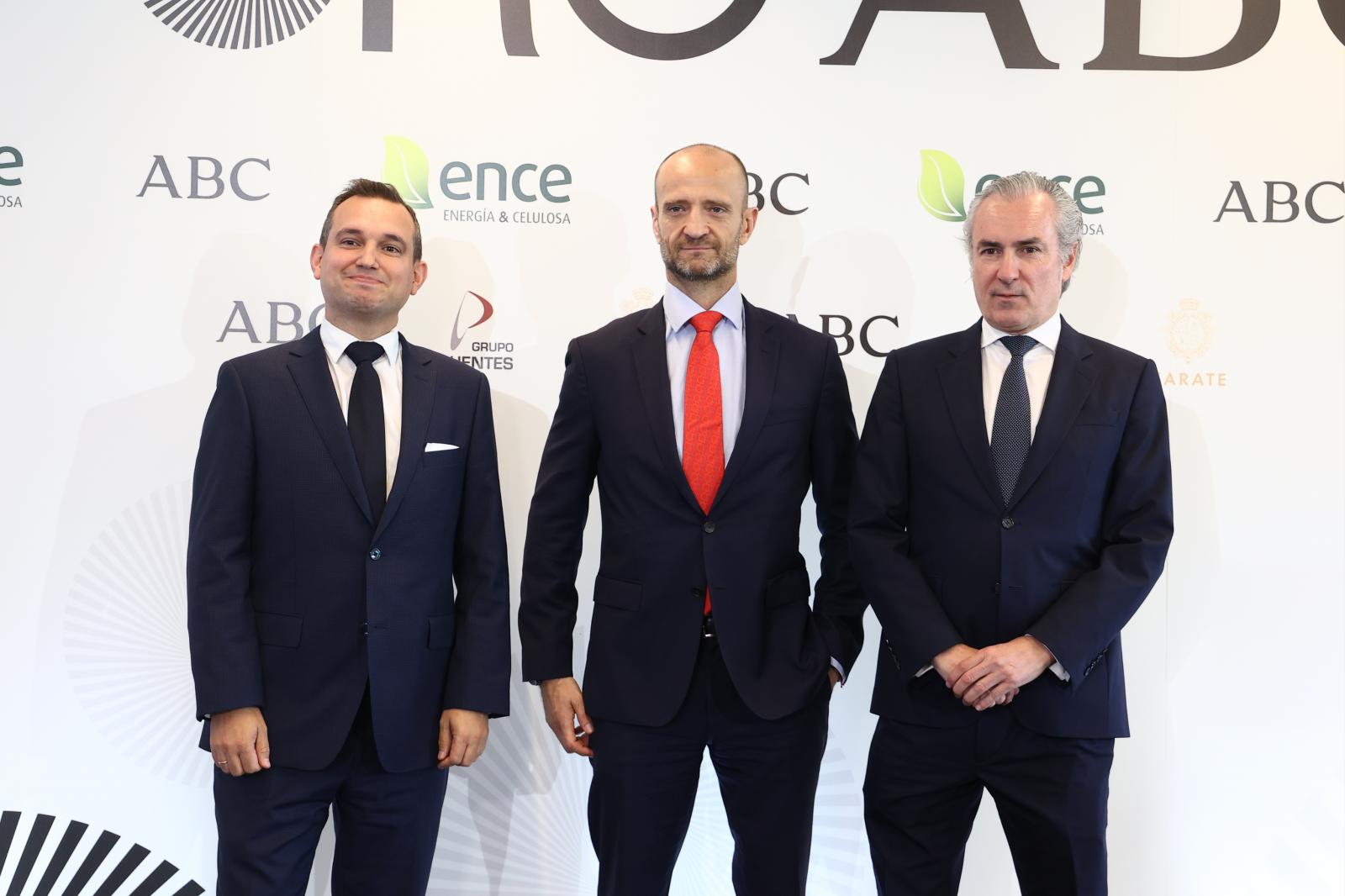 Marcos Arroyo, director financiero del Grupo Puentes, Ignacio Aguirre, director de concesiones del Grupo Puentes y Jesús Revilla, director general de negocio del Grupo Puentes