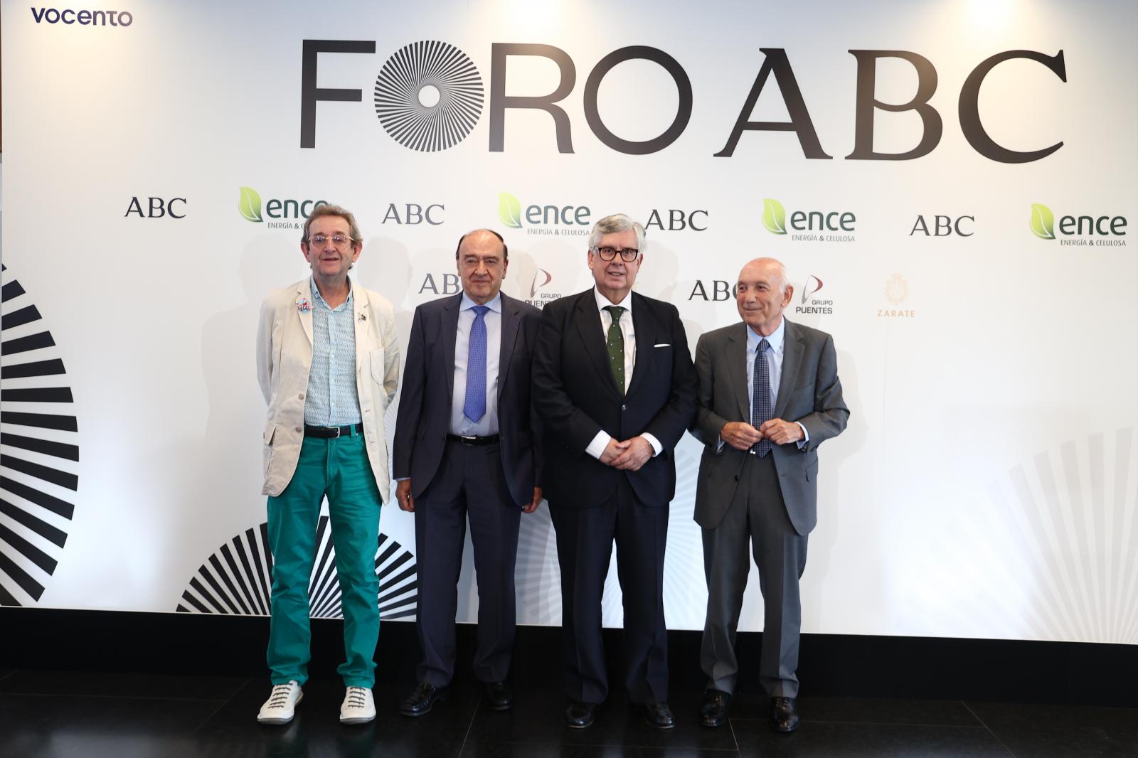 Cheche Real, presidente de hostelería y turismo de Galicia, Julio Lage González, presidente de la Asociación de Gallegos en Madrid, José Manuel Vieites, presidente de la confederación de empresarios de Galicia y Antonio Fontela, también de la confederación de empresarios de Galicia