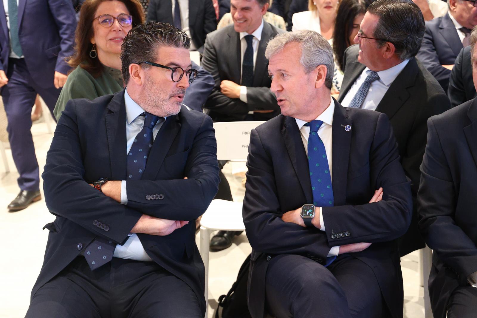 El director de ABC, Julián Quirós conversando con el presidente de la Xunta de Galicia, Alfonso Rueda