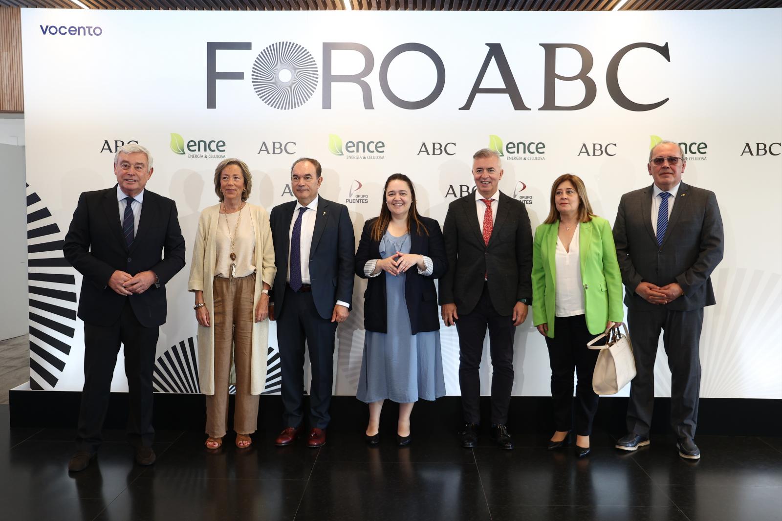 José Manuel Barreiro Fernández, portavoz adjunto del PP en el Senado, Rosa María Gallego Neira, senadora del PP por La Coruña, José Crespo Iglesias, alcalde de Lalín y senador del PP por Pontevedra, Verónica María Casal Míguez, senadora del PP por La Coruña, Javier Campoy, senador del PP por Aragón, Rosa María Sánchez Gándara, senadora del PP por Orense y Juan Carlos Serrano senador del PP por Lugo 
