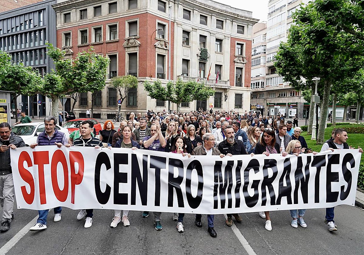 Concentración frente a la Subdelegación del Gobierno por la apertura del Centro de Atención a Inmigrantes en Villarrodrigo de las Regueras (León)