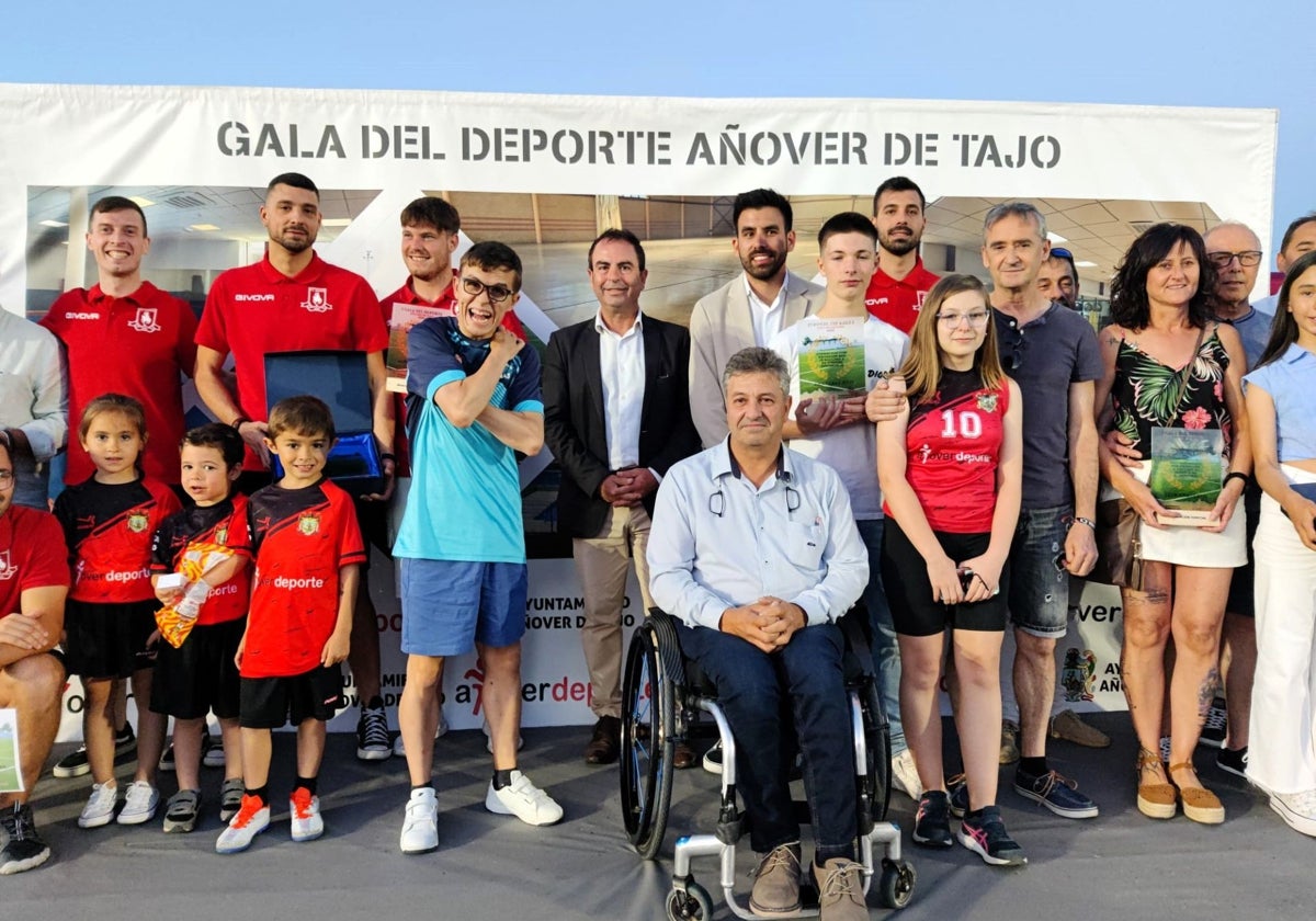 Los premiados con el delegado provincial de Educación, José Gutiérrez, y el alcalde Rodrigo Moreno