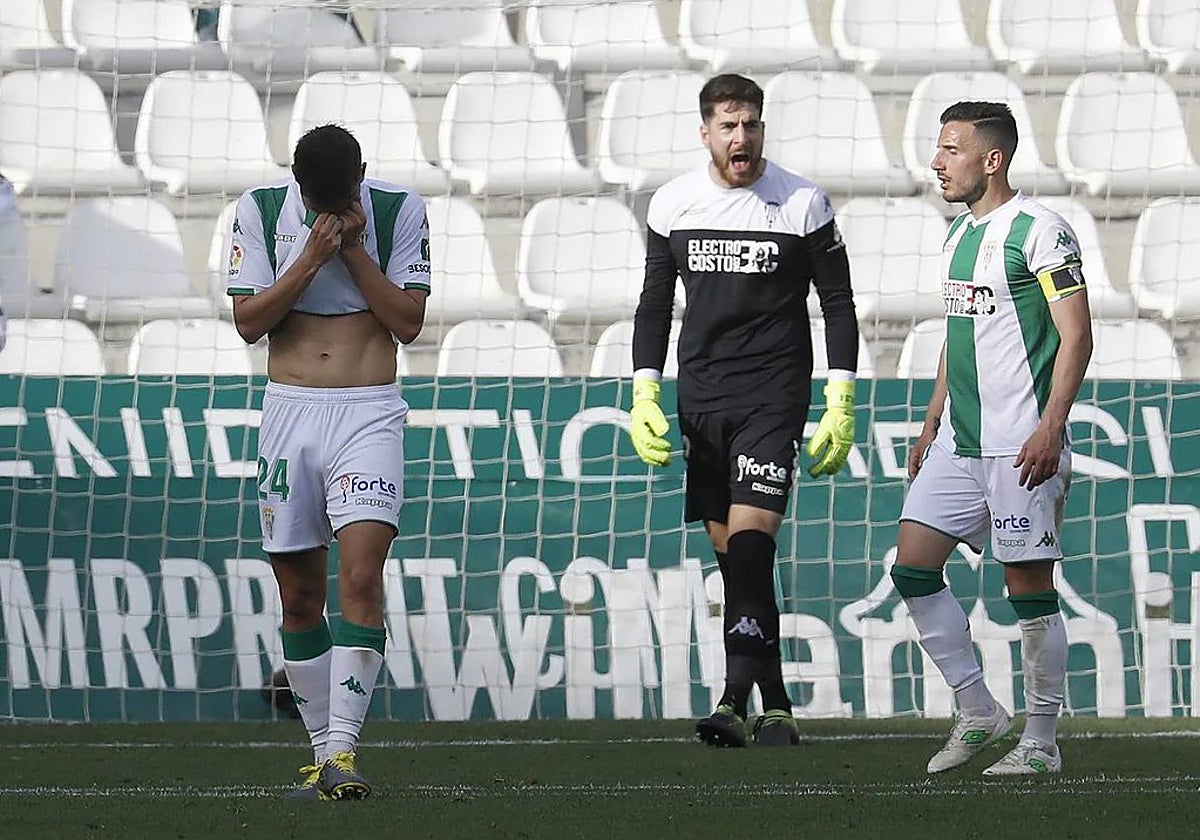 De izquierda a derecha, Luis Muñoz, Carlos Abad y Fernández durante un partido en la 18-19