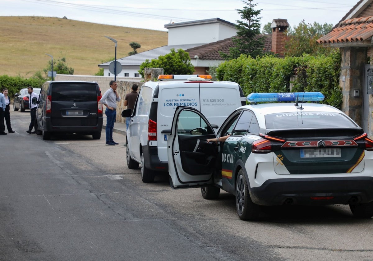 La Guardia Civil y los servicios funerarios a la entrada del chalé de Soto del Real