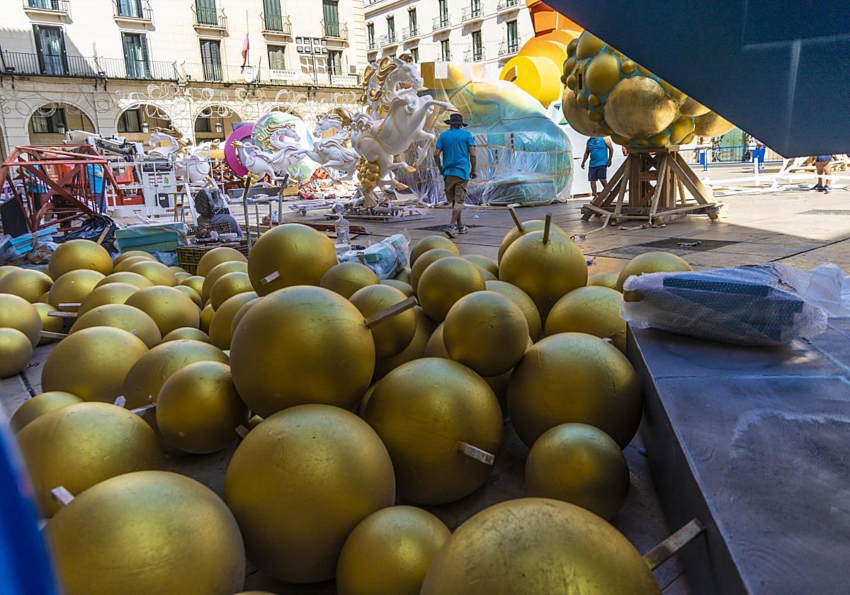 Preparativos para la Plantà de la Hoguera Oficial del artista Pedro Espadero en la plaza del Ayuntamiento de Alicante.