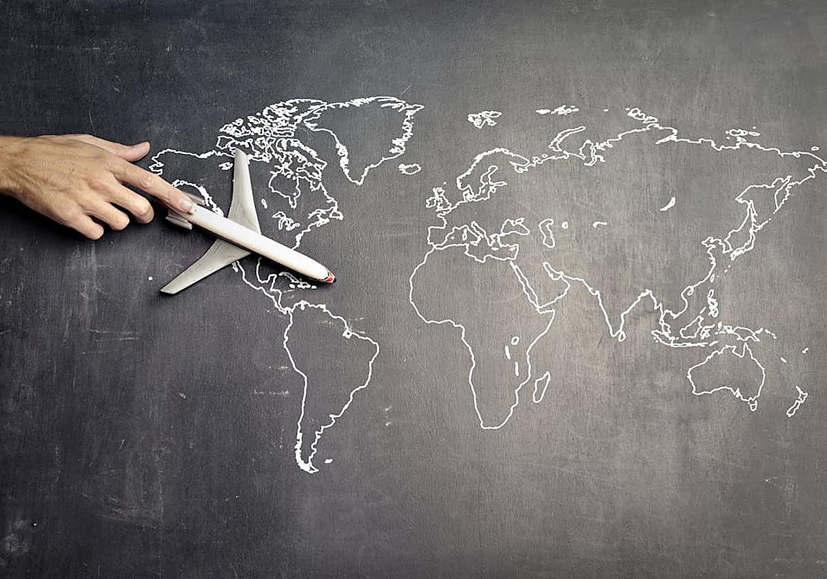 Un mapamundi dibujado en la pizarra como parte de una clase creativa