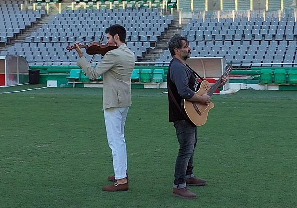 Captura del vídeo de Queco y Paco Montalvo, interpretando el himno del Córdoba CF