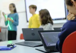 Murcia eliminará los medios digitales en las aulas hasta 5º de Primaria en lectura, escritura y matemáticas