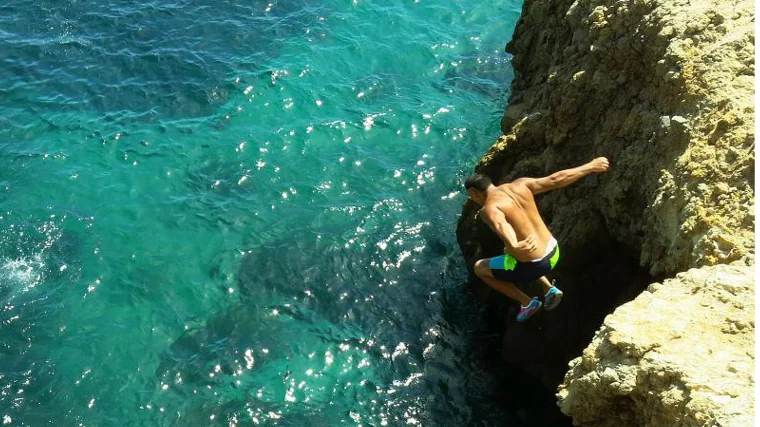 Las calas del pequeño archipiélago tienen aguas cristalinas propicias para el buceo y el snorkel.