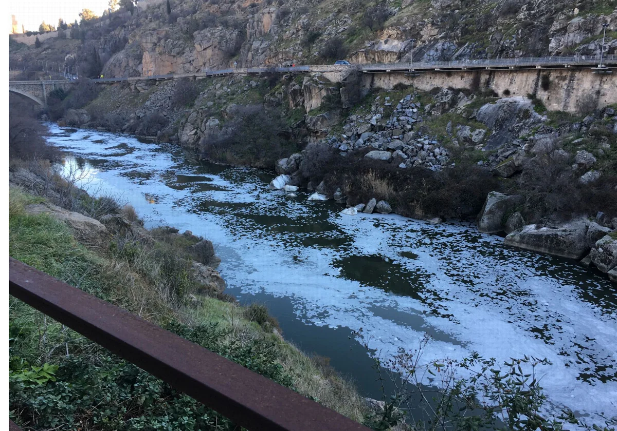 Espumas en el río Tajo a su paso por la ciudad de Toledo, cerca del puente Alcántara