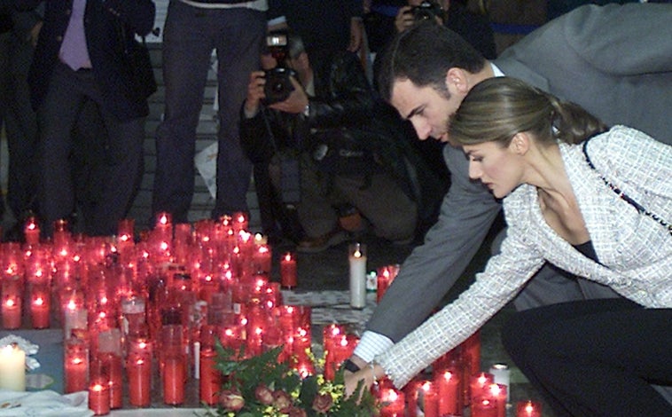 Imagen principal - Arriba, Don Felipe y Doña Letizia visitaron la estación de Atocha en homenaje a las víctimas de los atentados del 11M (11/05/2004); abajo, Don Felipe y Doña Letizia, junto al Rey Juan Carlos y la Reina Sofía, en la inauguración en la plaza de Carlos V de Atocha del monumento a las víctimas de los atentados del 11M (11/03/2007); a la derecha, Don Felipe y Doña Letizia el 11 de marzo de este año junto al árbol conmemorativo en el que las víctimas del terrorismo han escrito sus mensajes con motivo del Día Europeo en recuerdo a las Víctimas del Terrorismo