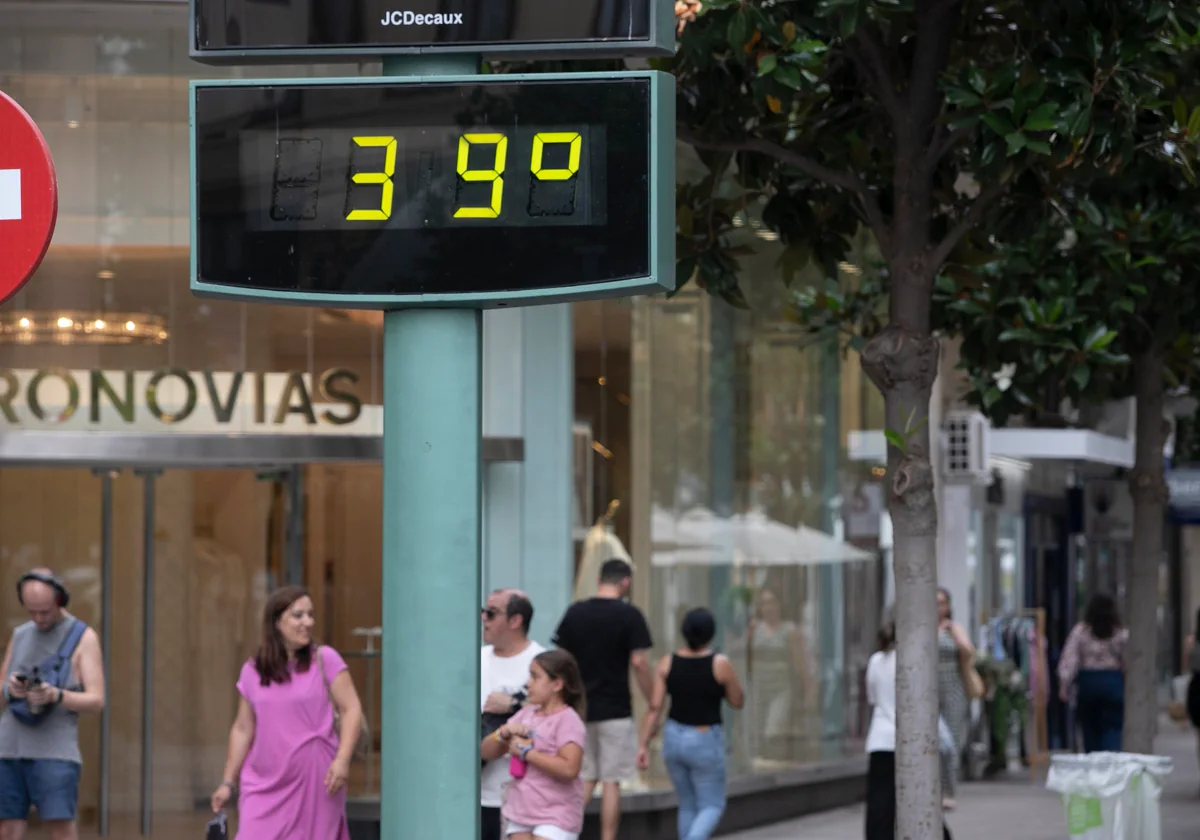 Termómetro de la plaza de las Tendillas en Córdoba con 39 grados en el registro