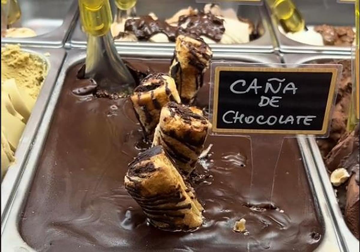 El helado de caña de chocolate se ha convertido en un producto estrella en esta heladería de Málaga