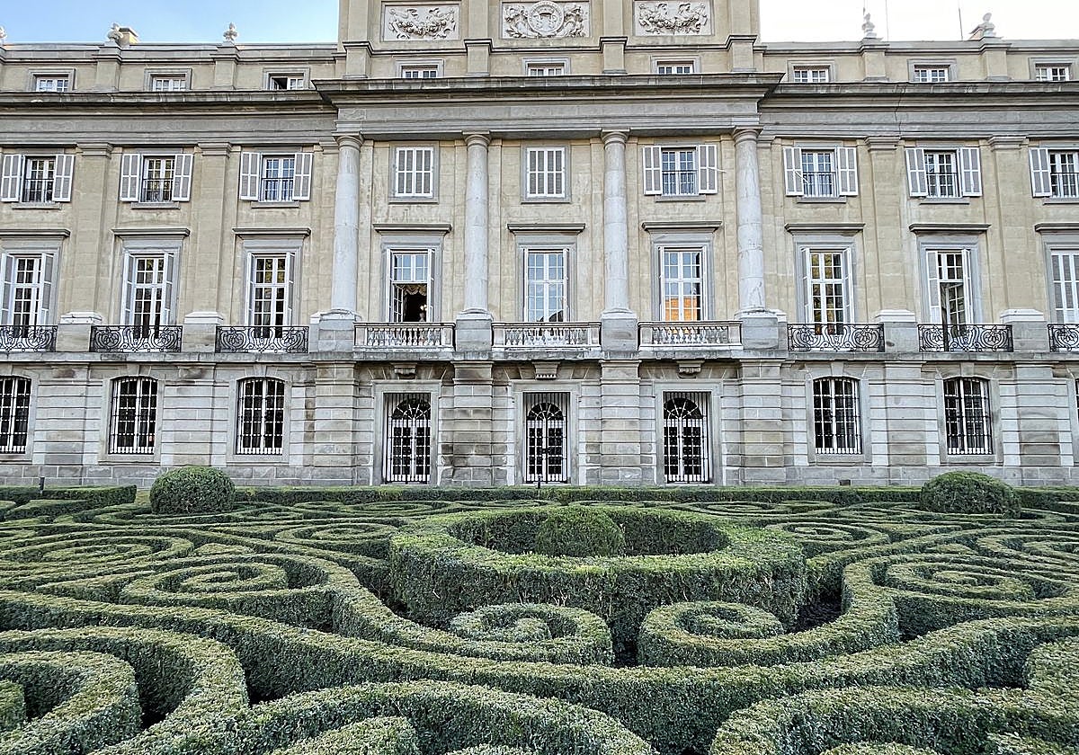 Fachada y jardín del Palacio de Liria
