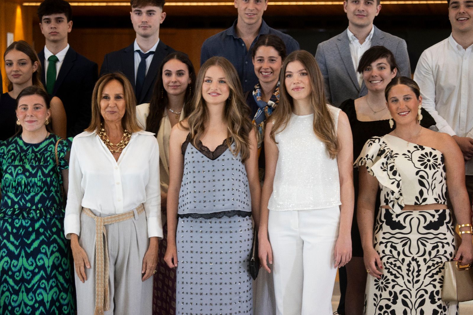 La Princesa Leonor y la Infanta Sofía posan con los jóvenes ganadores del concurso 'Qué es un Rey para ti'