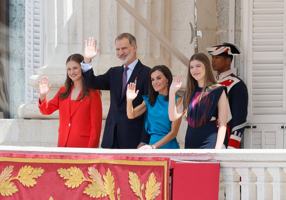 El Rey Felipe VI, junto a la Reina Letizia, la Infanta Leonor y la Princesa Leonor, saluda al público durante los actos del décimo aniversario de su coronación.