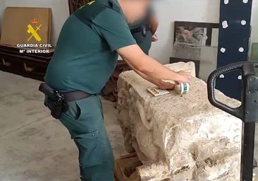 Recuperan en Lucena un pilar de una fuente protegida del siglo XVII que robaron con una grúa