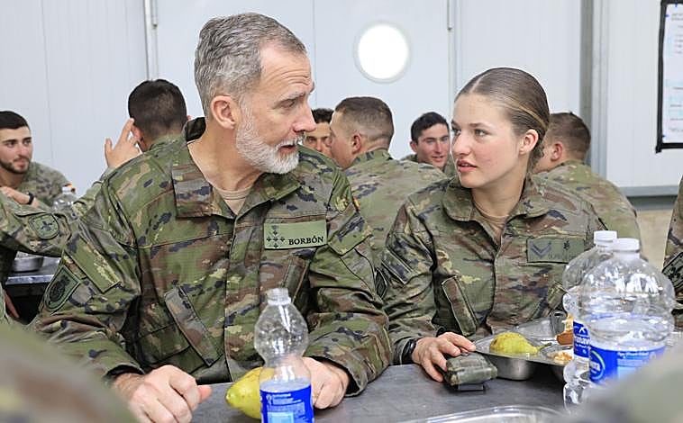 Imagen principal -  Por orden, de arriba hacia abajo: el Rey Felipe visita la Academia General Militar (2024)/ Don Felipe visita por primera vez como Monarca a una unidad de la Armada española, la fragata F-105 Cristobal Colón, en 2015/ Don Felipe preside la Pascua Militar en el Palacio Real (2024)