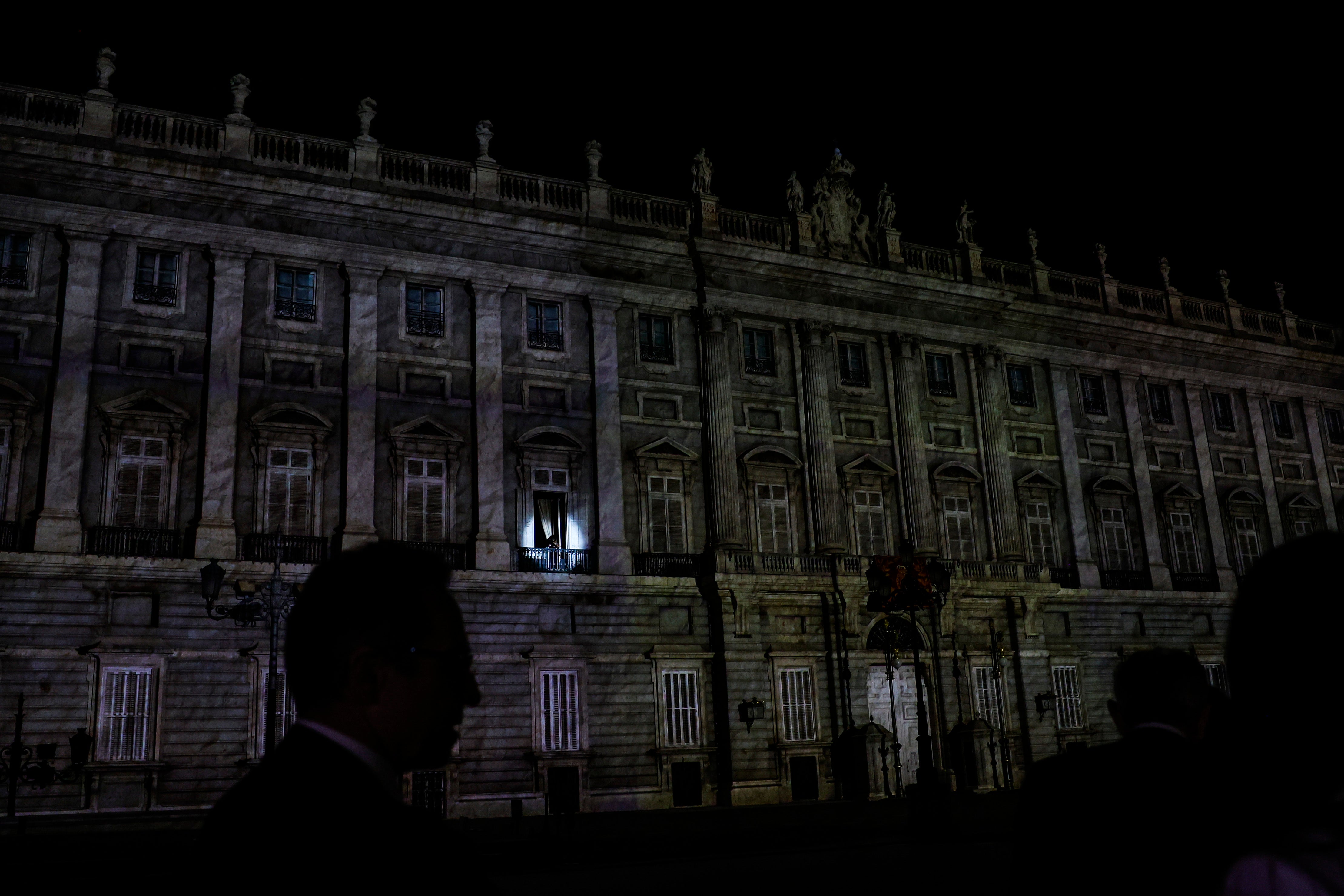 El violinista Ara Malikian actúa desde un balcón del Palacio Real.