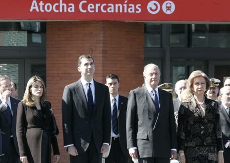 Imagen secundaria 1 - Arriba, Don Felipe y Doña Letizia visitaron la estación de Atocha en homenaje a las víctimas de los atentados del 11M (11/05/2004); abajo, Don Felipe y Doña Letizia, junto al Rey Juan Carlos y la Reina Sofía, en la inauguración en la plaza de Carlos V de Atocha del monumento a las víctimas de los atentados del 11M (11/03/2007); a la derecha, Don Felipe y Doña Letizia el 11 de marzo de este año junto al árbol conmemorativo en el que las víctimas del terrorismo han escrito sus mensajes con motivo del Día Europeo en recuerdo a las Víctimas del Terrorismo