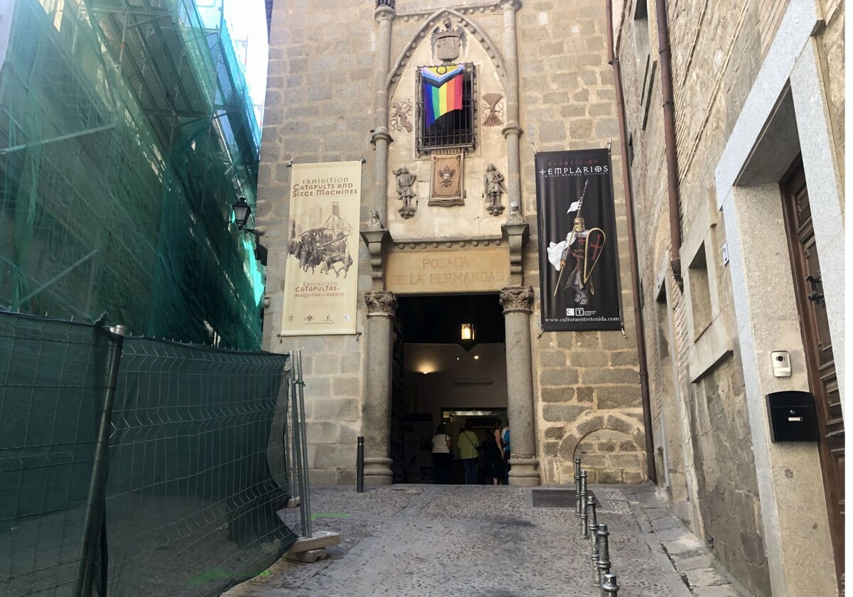 La bandera arcoíris en la fachada de la Posada de la Hermandad este miércoles por la mañana