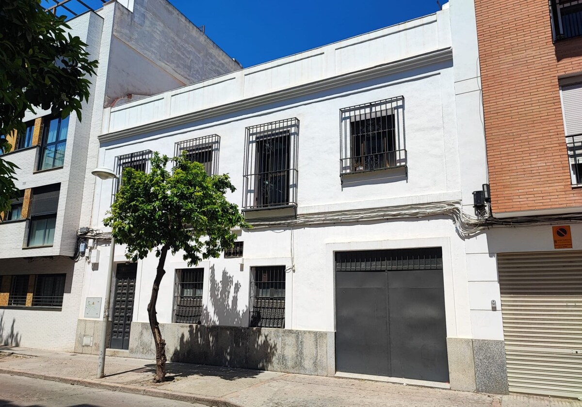 Fachada de la casa de hermandad del Prendimiento, en la calle Golondrina